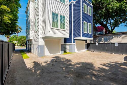 Villa Blanca Gorgeous Downtown Chs Home 3 King Bds