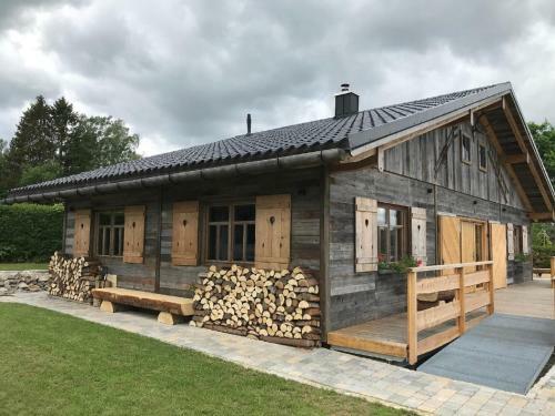 Chalet Am �lberg Mit Badefass Und Altholzsauna