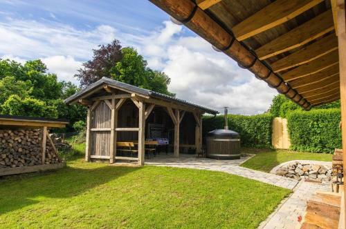 Chalet Am �lberg Mit Badefass Und Altholzsauna