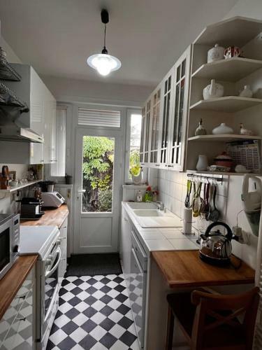 Agr�able Maison De Ville Avec Chemin�e Et Jardin