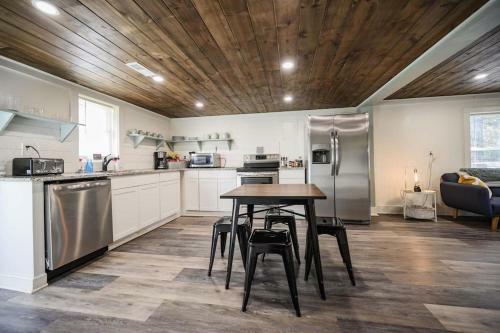 3 Bed2 Bath Renovated Home Near The Lake