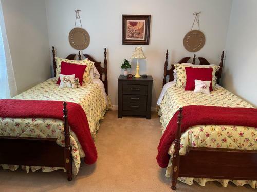 Relax In Bear's Den Getaway Private Home!