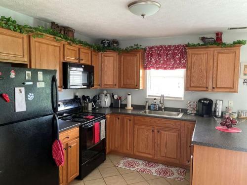 Relax In Bear's Den Getaway Private Home!