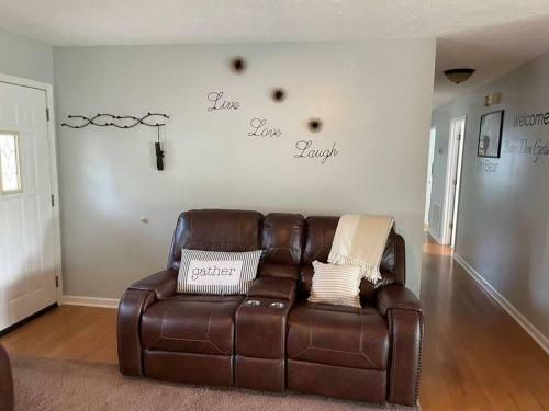 Relax In Bear's Den Getaway Private Home!