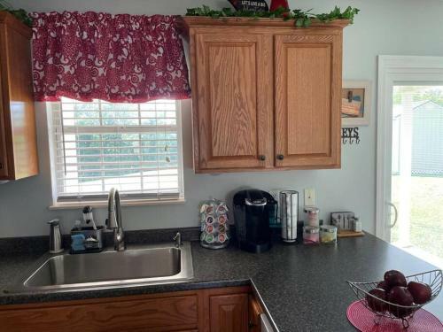 Relax In Bear's Den Getaway Private Home!