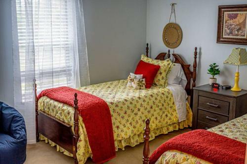 Relax In Bear's Den Getaway Private Home!