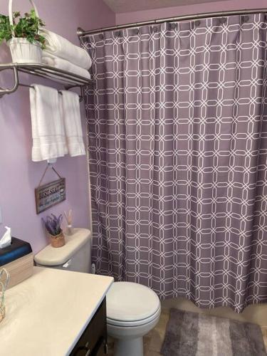 Relax In Bear's Den Getaway Private Home!