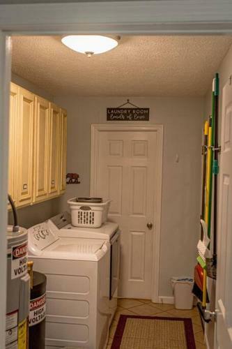 Relax In Bear's Den Getaway Private Home!