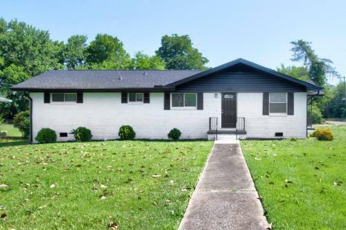 Astonishing 4 Bedroom Home With Greenery Wall