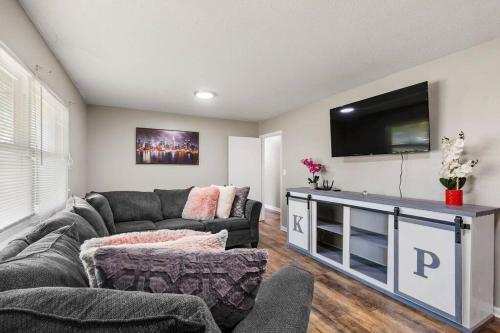 Astonishing 4 Bedroom Home With Greenery Wall