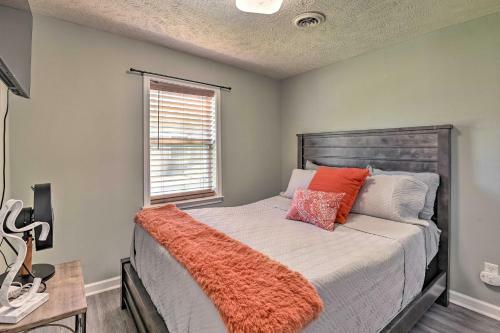 Quaint Dtwn Murfreesboro Cottage With Lush Yard