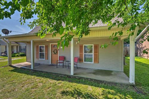 Quaint Dtwn Murfreesboro Cottage With Lush Yard