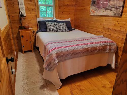 Secluded Cabin Living In This 3 Bedroom 1 Bath Cabin