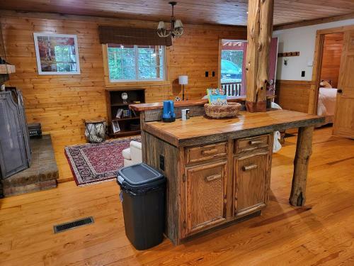 Secluded Cabin Living In This 3 Bedroom 1 Bath Cabin