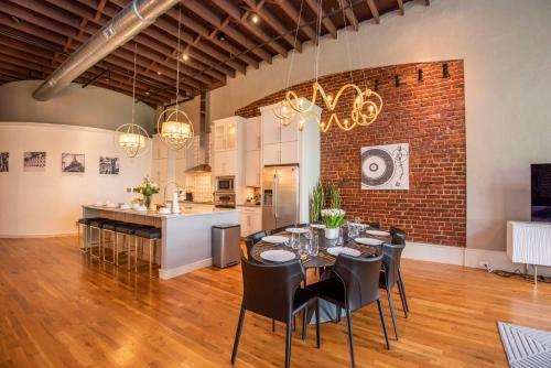 Apartamento Largest Rooftop W Firepit - Vaulted Luxe Penthouse