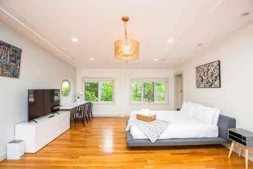 Apartamento Largest Rooftop W Firepit - Vaulted Luxe Penthouse