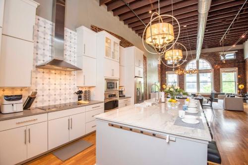 Apartamento Largest Rooftop W Firepit - Vaulted Luxe Penthouse
