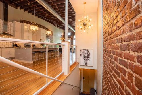 Apartamento Largest Rooftop W Firepit - Vaulted Luxe Penthouse