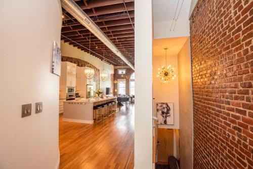 Apartamento Largest Rooftop W Firepit - Vaulted Luxe Penthouse