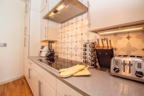Apartamento Largest Rooftop W Firepit - Vaulted Luxe Penthouse
