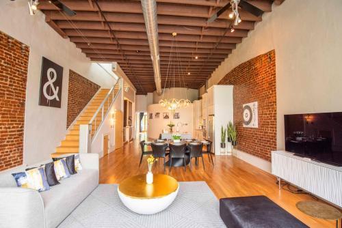 Apartamento Largest Rooftop W Firepit - Vaulted Luxe Penthouse