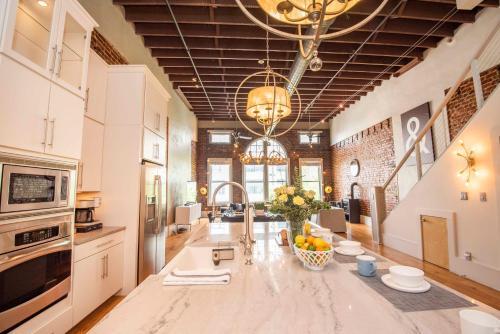 Apartamento Largest Rooftop W Firepit - Vaulted Luxe Penthouse