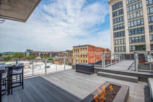 Apartamento Largest Rooftop W Firepit - Vaulted Luxe Penthouse