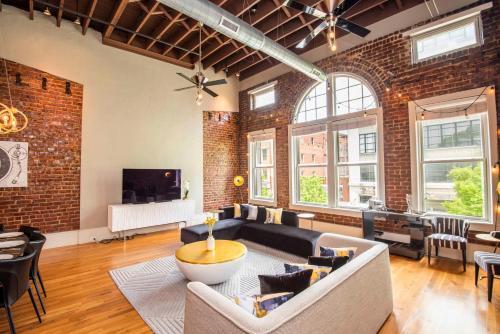 Apartamento Largest Rooftop W Firepit - Vaulted Luxe Penthouse