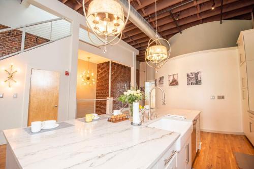 Apartamento Largest Rooftop W Firepit - Vaulted Luxe Penthouse