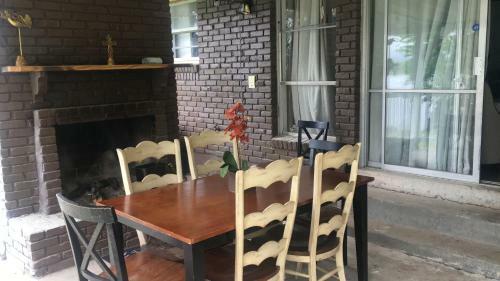 Lake Front, Remodeled, 8 Large Bed, 5br 3 Bath