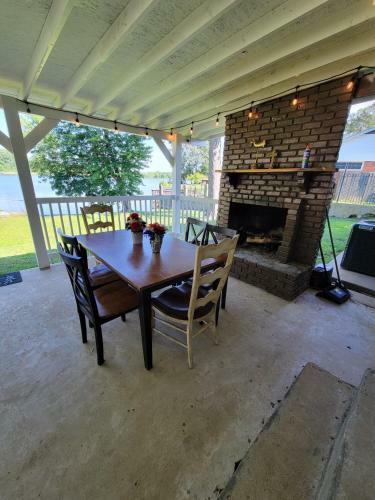 Lake Front, Remodeled, 8 Large Bed, 5br 3 Bath