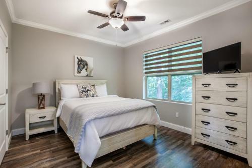 Charming Cades Cove Condo - Community Amenities