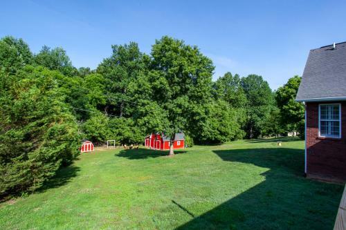 Quiet Side Retreat Hot Tub Fire Pit Fireplace