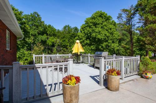 Quiet Side Retreat Hot Tub Fire Pit Fireplace