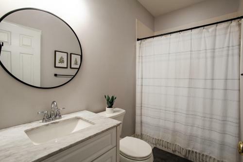 Quiet Side Retreat Hot Tub Fire Pit Fireplace