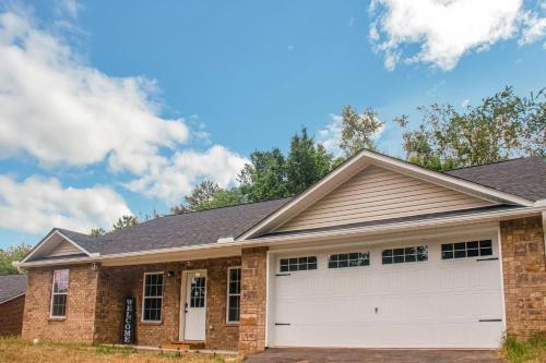 Cheerful 3-bedroom House With Private Parking Home