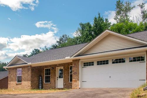Cheerful 3-bedroom House With Private Parking Home
