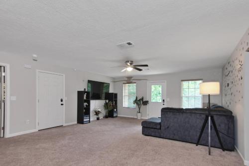 Cheerful 3-bedroom House With Private Parking Home