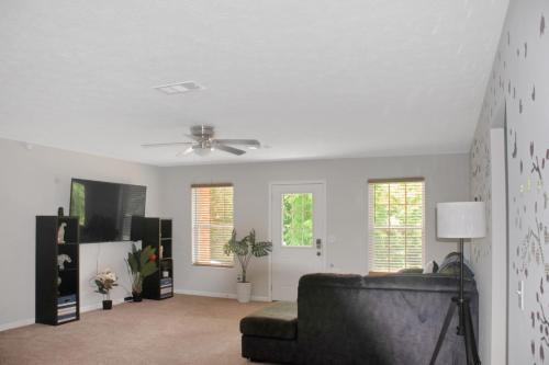 Cheerful 3-bedroom House With Private Parking Home