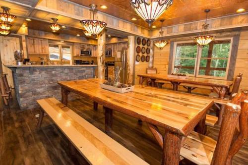 Mountain Views, Indoor Pool, Theater Room, And Fire Pit For 26!