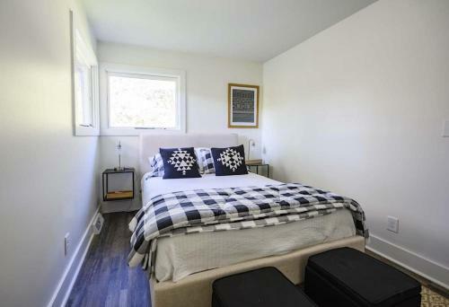 Gorgeous Renovated Home With Open Floor Plan And Large Lot