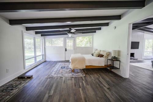 Gorgeous Renovated Home With Open Floor Plan And Large Lot
