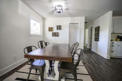 Gorgeous Renovated Home With Open Floor Plan And Large Lot