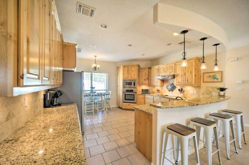 Luxe Canyon Home Decks, Hot Tub And Lake Views