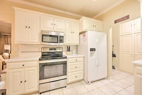 Lovely Hawkins Home With Patio And Hangar Garage!