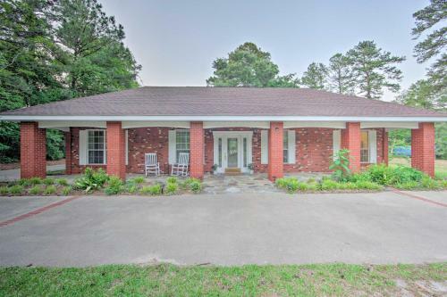 Lovely Hawkins Home With Patio And Hangar Garage!