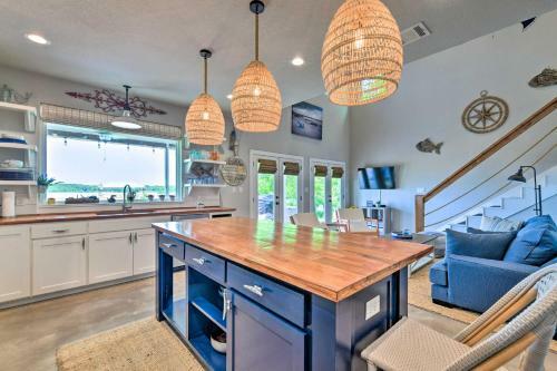 Chic Lakeside Retreat With Dock On Brazos River