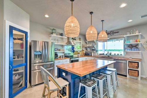 Chic Lakeside Retreat With Dock On Brazos River