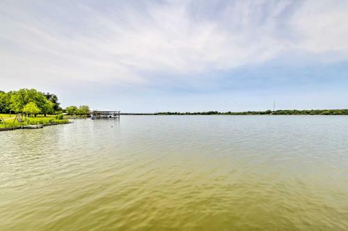 Chic Lakeside Retreat With Dock On Brazos River