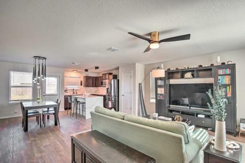 Chic San Antonio Home With Yard About 25 Mi To Dtwn